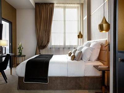 Niepce Paris, Curio Collection By Hilton París